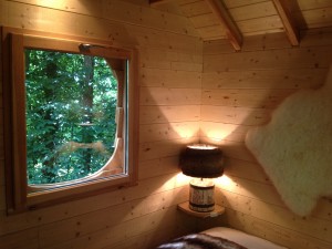 Fenêtre et chambre de la cabane de la clairière