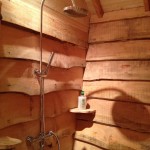 douche en bois de la cabane de la clairière