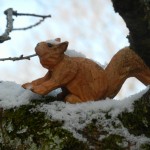 Ecureuil en bois sous la neige