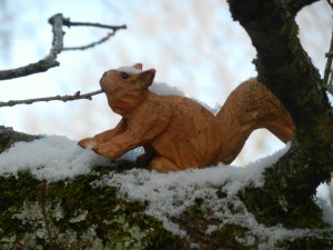 Ecureuil en bois sous la neige