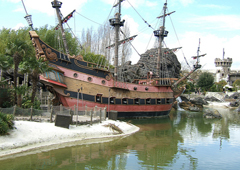 Parc d'attraction et bateau pirate