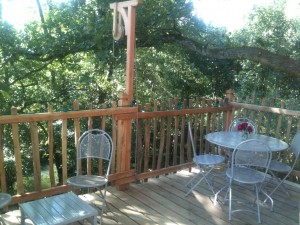 Terrasse de la cabane de la rivière en été