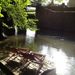 terrasse suspendue devant la rivière