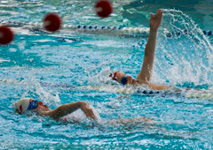 Nageurs dans une piscine