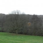 Vue lointaine de la cabane de la rivière