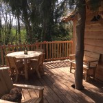 La terrasse au soleil cabane avec le spa