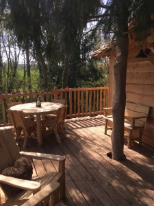 La terrasse au soleil cabane avec le spa