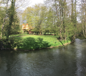 la cabane spa depuis la rivière