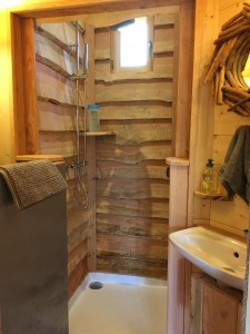 la douche en planches de bois cabane spa
