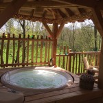 le jacuzzi au dessus du grand champ de la cabane avec spa