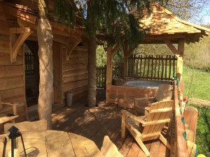le jacuzzi de la cabane spa au soleil