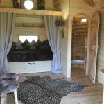 le lit double en alcôve de la cabane avec le spa