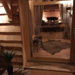 Vue de nuit de la cabane avec le spa