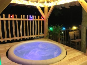 Terrasse de la cabane avec spa de nuit
