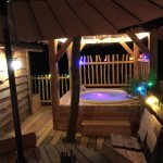 Terrasse de la cabane avec spa de nuit