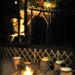 Cabane de nuit avec un feu de camp