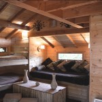 Intérieure avec deux lits et salon d'une cabane en bois